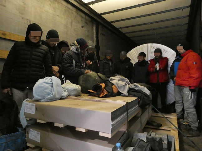 Čez mejo skušal pretihotapiti tujce