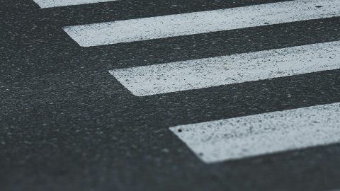 Na prehodu za pešce zraven mame trčil v otroka in ga hudo poškodoval, nato pa odpeljal naprej