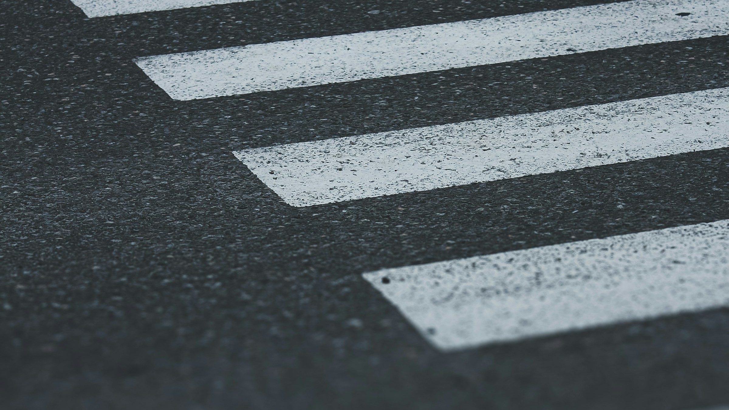 Na prehodu za pešce zraven mame trčil v otroka in ga hudo poškodoval, nato pa odpeljal naprej