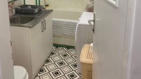 Ne boste verjeli, kaj je namesto umivalnika v kopalnici stanovanja, ki je postalo spletna senzacija