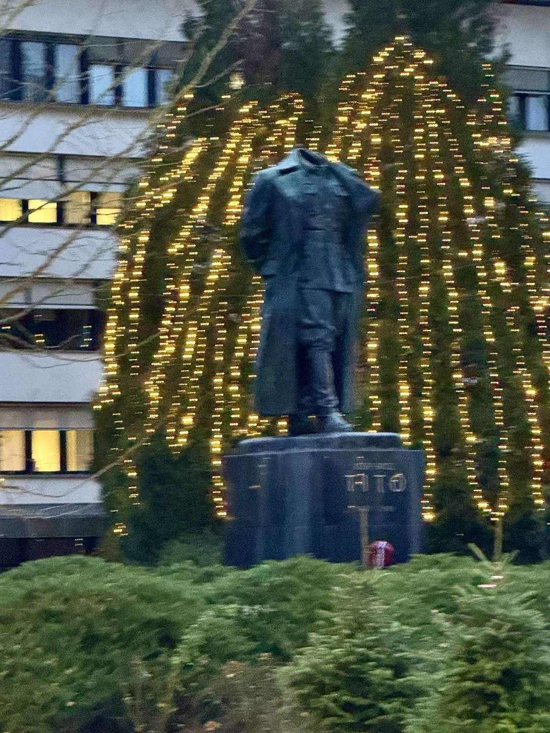 Titov kip brez glave