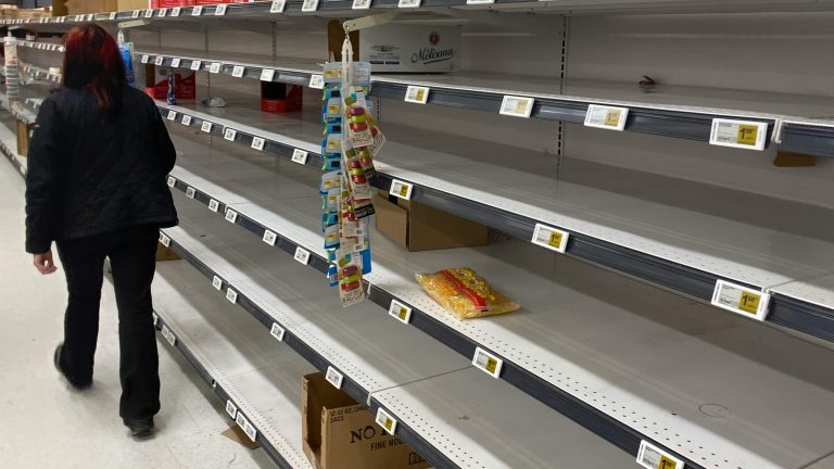 Vse več polic v trgovinah praznih