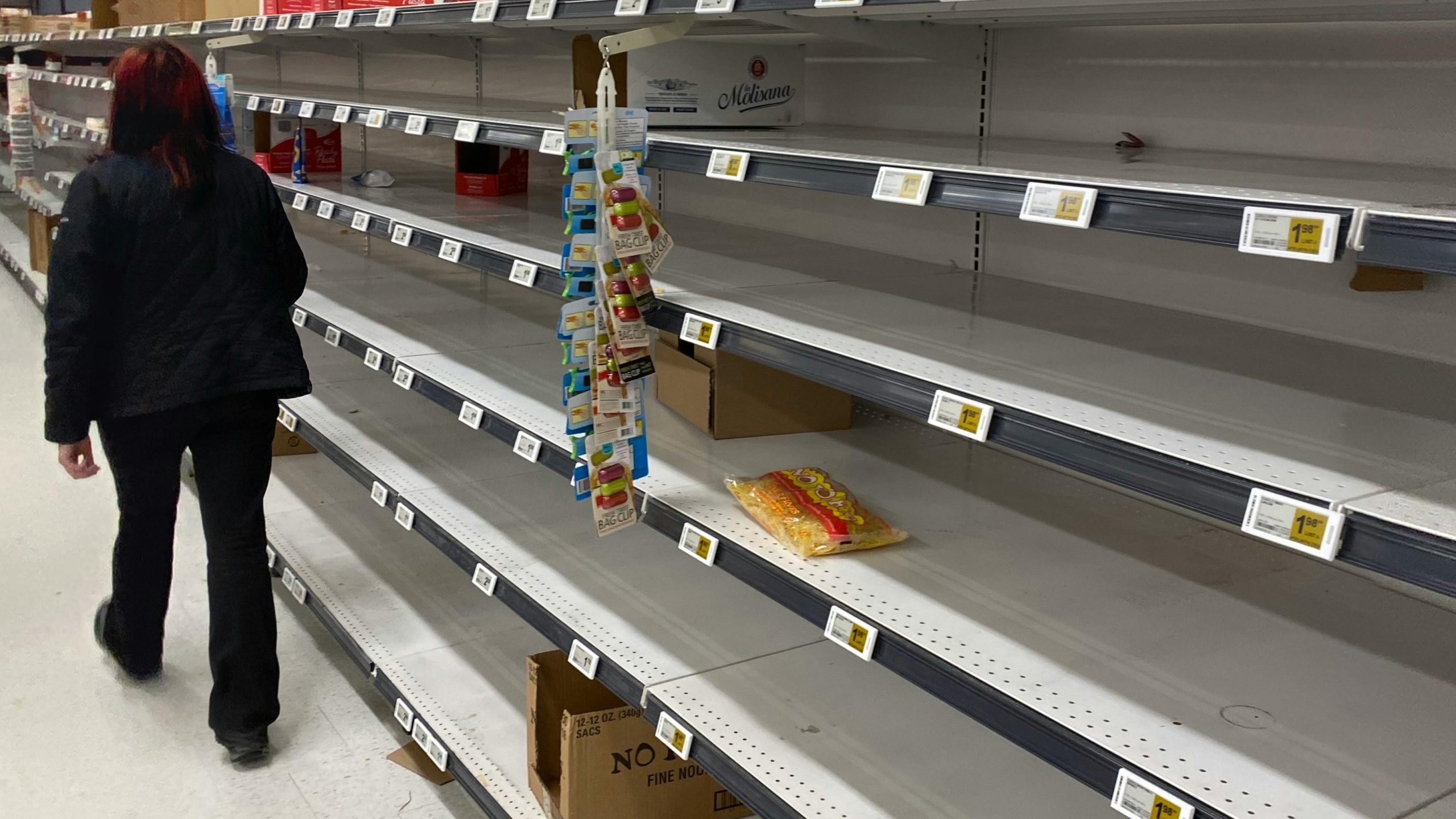 Vse več polic v trgovinah praznih