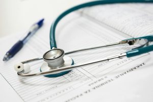 Psihiater otrokom dajal prepovedano drogo in se jih neprimerno dotikal