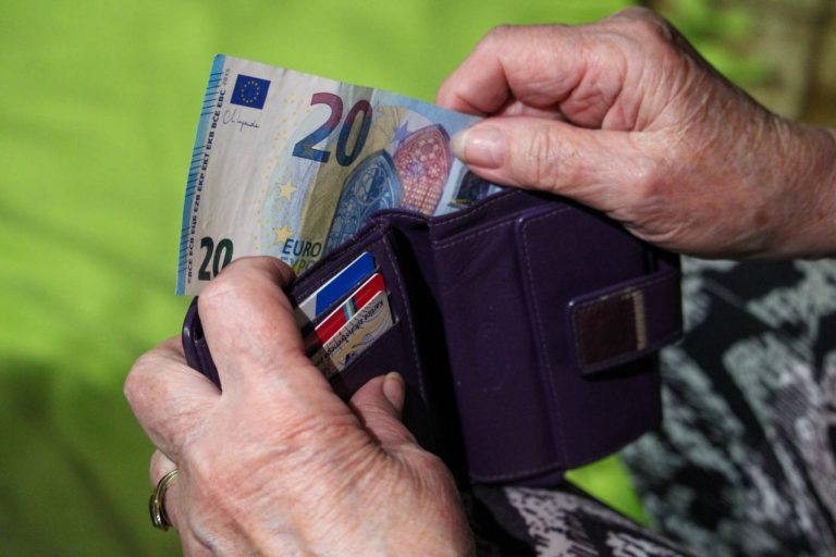 Zpiz začasno ustavil izplačilo 11.076 dodatkov