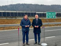 Dars postavil prvo sončno elektrarno na protihrupni ograji