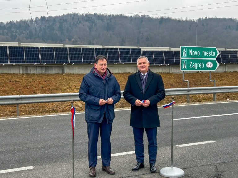 Dars postavil prvo sončno elektrarno na protihrupni ograji