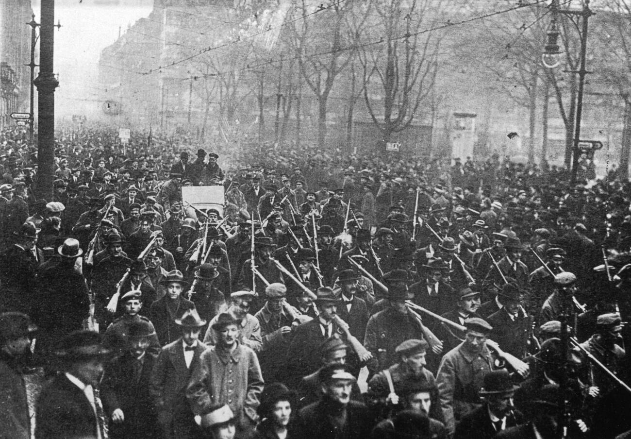 Oboroženi delavci med Spartakovo vstajo, Berlin, 5. januar 1919, avtor neznan, Public Domain Mark 1.0 (Public domain); vir: Wikimedia Commons, File: Armed workers during the Spartacist uprising, 5 January 1919.jpg, dostop 14. 1. 2026.