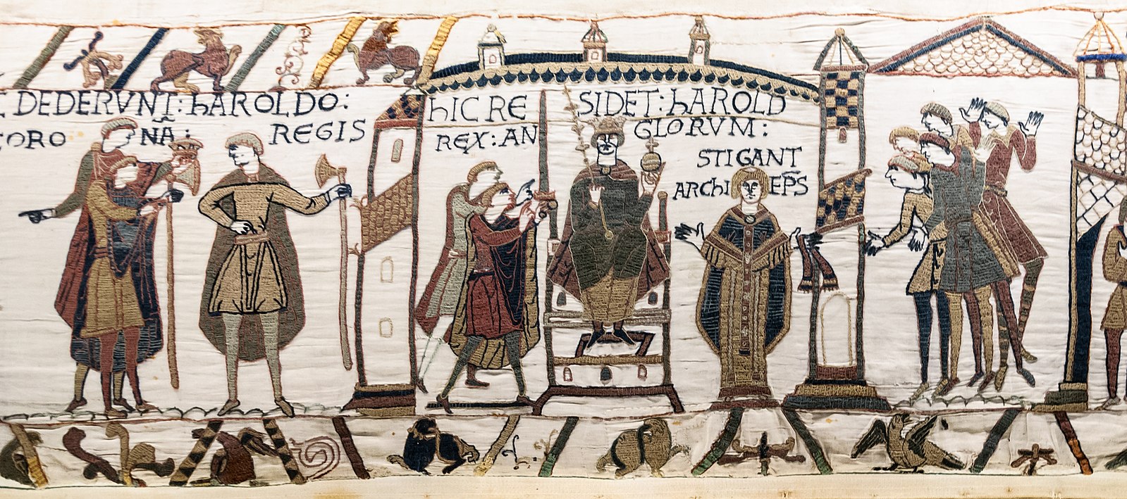 Tapiserija iz Bayeuxa, prizori 29–31: kronanje Harolda Godwinsona, 11. stoletje, javna domena; vir: Wikimedia Commons, File: Bayeux_Tapestry_scene29-30-31_Harold_coronation.jpg, dostop 4. 1. 2026.