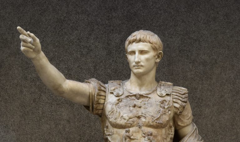 Joel Bellviure (avtor fotografije), Avgust iz Prima Porte (Augustus of Prima Porta), javna domena (antična skulptura); fotografija: CC BY-SA 4.0, obrezano; vir: Wikimedia Commons, File: Augustus of Prima Porta (inv. 2290).jpg, dostop 15. 1. 2026.