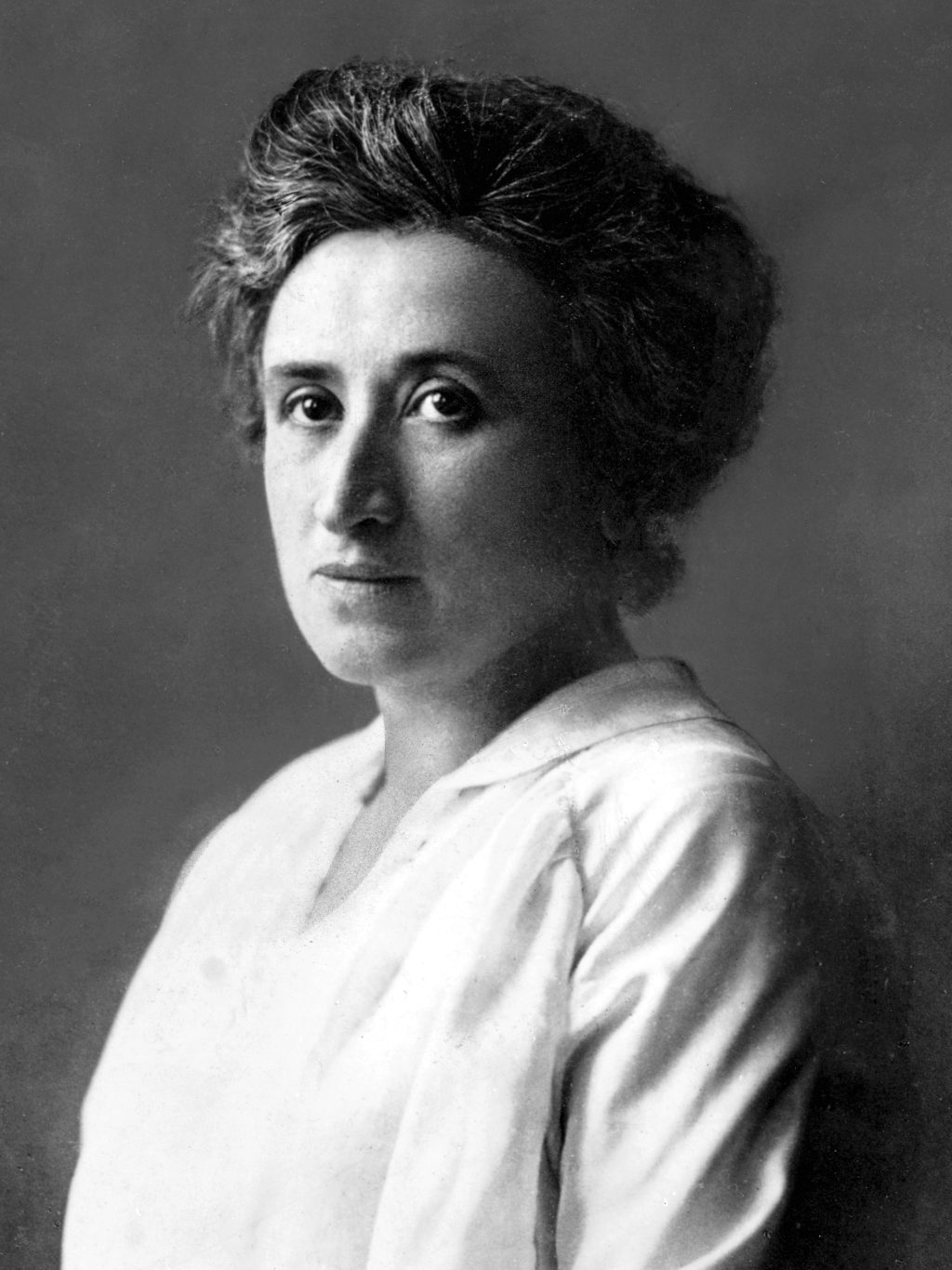 Rosa Luxemburg, portret (okoli 1911), avtor neznan, Public domain ali lahko v nekaterih državah pod Public Domain Mark 1.0, Creative Commons Public Domain Mark 1.0 (CC PD Mark 1.0); vir: Wikimedia Commons, File: Rosa Luxemburg (cropped).jpg, dostop 14. 1. 2026. 