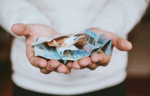 Vse države so povečale izdatke za socialne prejemke, koliko za njih 'zapravimo' v Sloveniji?