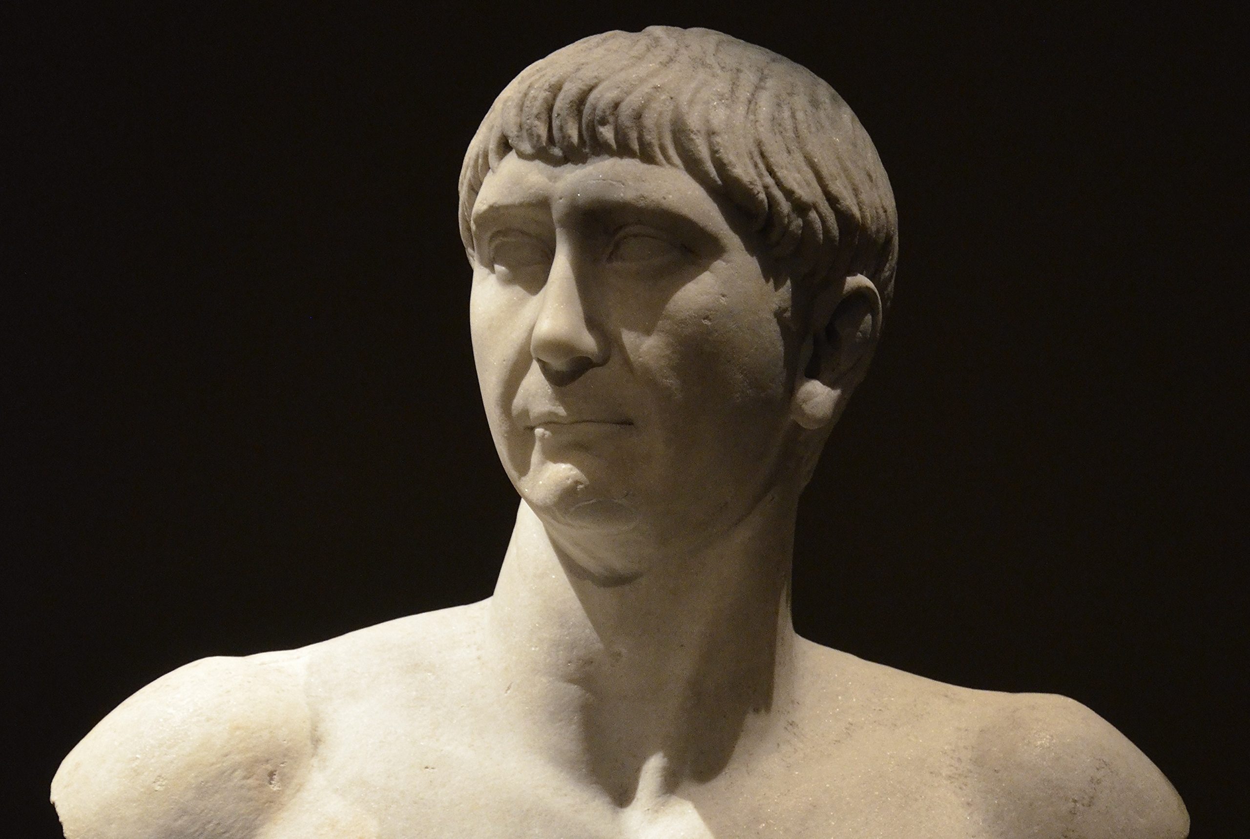 Joel Bellviure (avtor fotografije), Busta Trajana iz Salone (Solin, Hrvaška), ca. 108 AD, tip Decennalia (fotografija: CC BY-SA 2.0, obrezano); vir: Wikimedia Commons, File:Bust_of_Trajan,found_in_Salona(Solin,_Croatia),_ca._108_AD,of_the_so-called“Decennalia_type”,_Vienna_Kunsthistorisches_Museum,Austria(20405430933).jpg, dostop 26. 1. 2026.