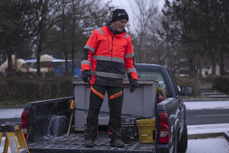 Delavci na mrazu brez zaščite: v Sloveniji ni zakonske meje za delo pod ničlo