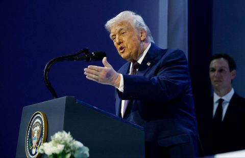 Donald Trump z modrico na roki