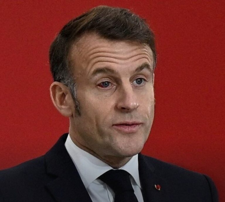 Emmannuel Macron s krvavim očesom