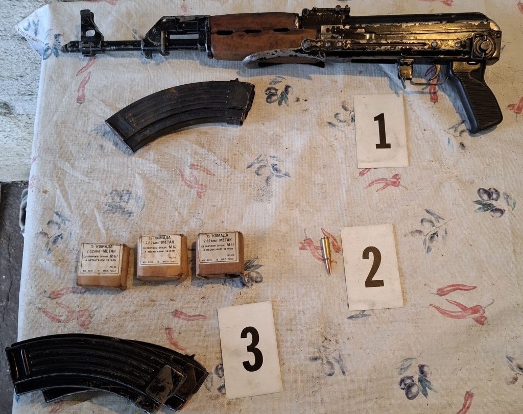 PU Novo mesto: Nevarna najdba, moška skrivala bombi in avtomatsko orožje 