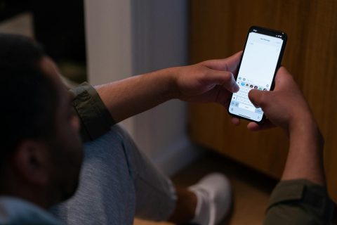 Moški neznancu preko spleta omogočil dostop do svojega telefona in izgubil 40.000 evrov