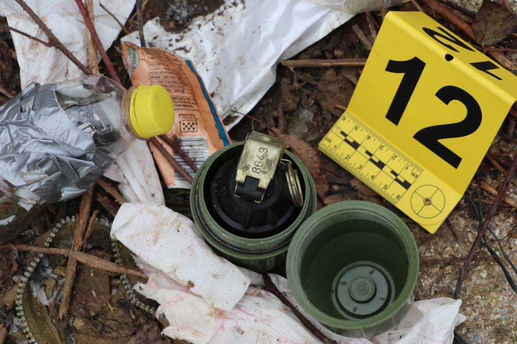 PU Novo mesto: Nevarna najdba, moška skrivala bombi in avtomatsko orožje 