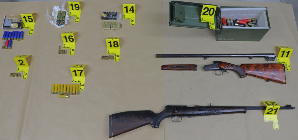 PU Novo mesto: Nevarna najdba, moška skrivala bombi in avtomatsko orožje