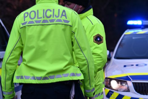 "Pijan kot čep" trčil v vozilo pred sabo, kar toliko je napihal