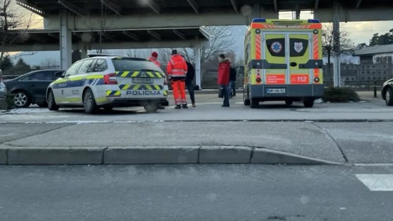 moški povozil deklico in odpeljal