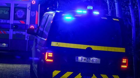 Mlad voznik s kombijem silovito trčil v upokojenca