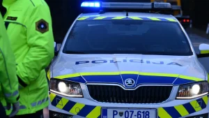 Policisti niso mogli verjeti: Brez izpita, neregistriran avto, nezaščiteni otroci, voznik pa že na 'seznamu' za zapor