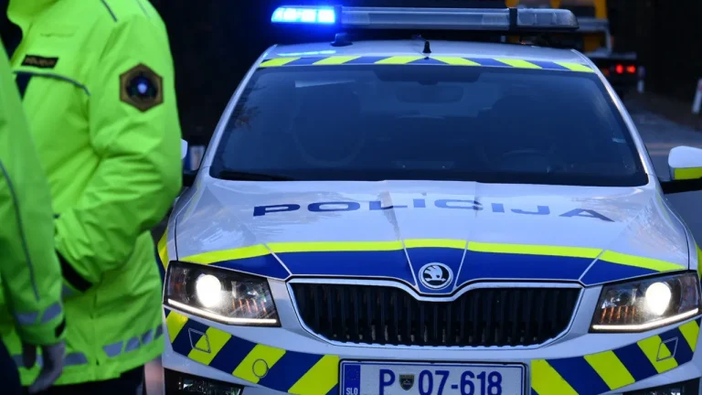 80-letnik zaspal za volanom in trčil v drevo