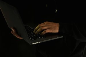 Velika spletna prevara, škode za kar 300.000 evrov