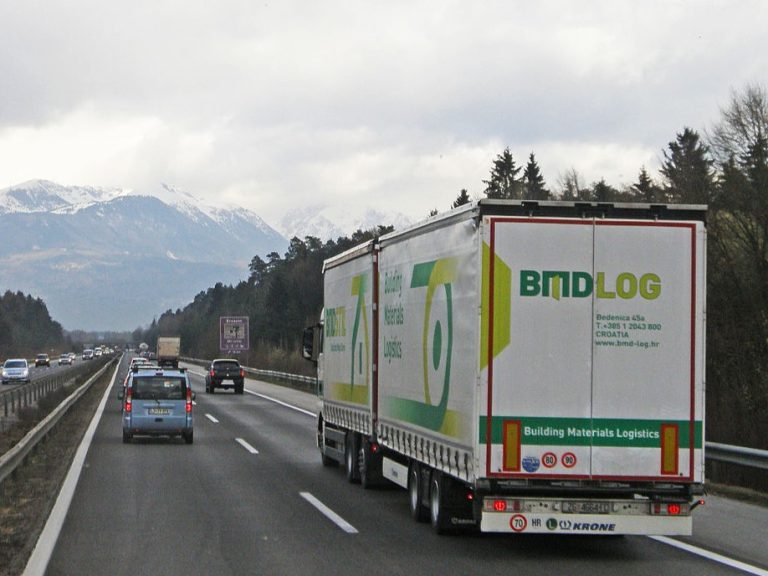 pretep dveh tovornjakarjev v Pivki