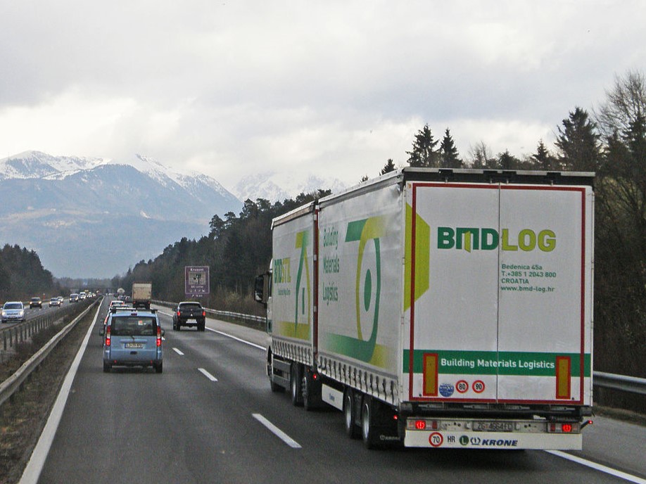 pretep dveh tovornjakarjev v Pivki