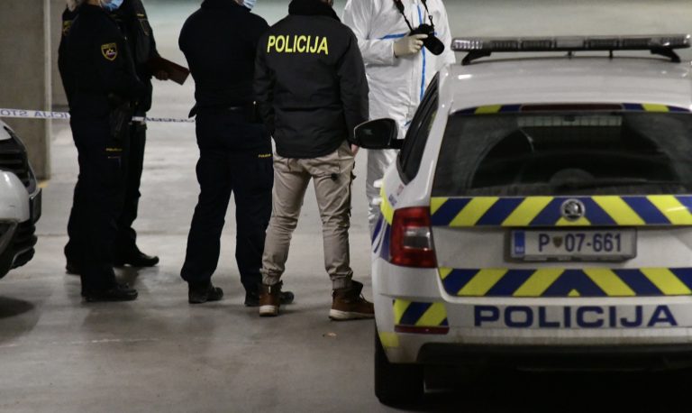 Štiridesetletnik s Škofljice do zob oborožen s prepovedanim orožjem in drogo