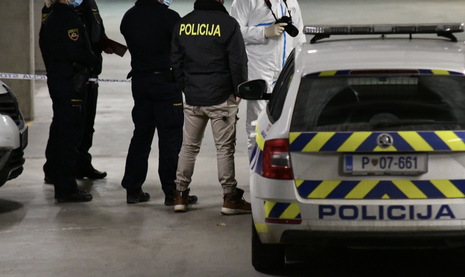 Štiridesetletnik s Škofljice do zob oborožen s prepovedanim orožjem in drogo