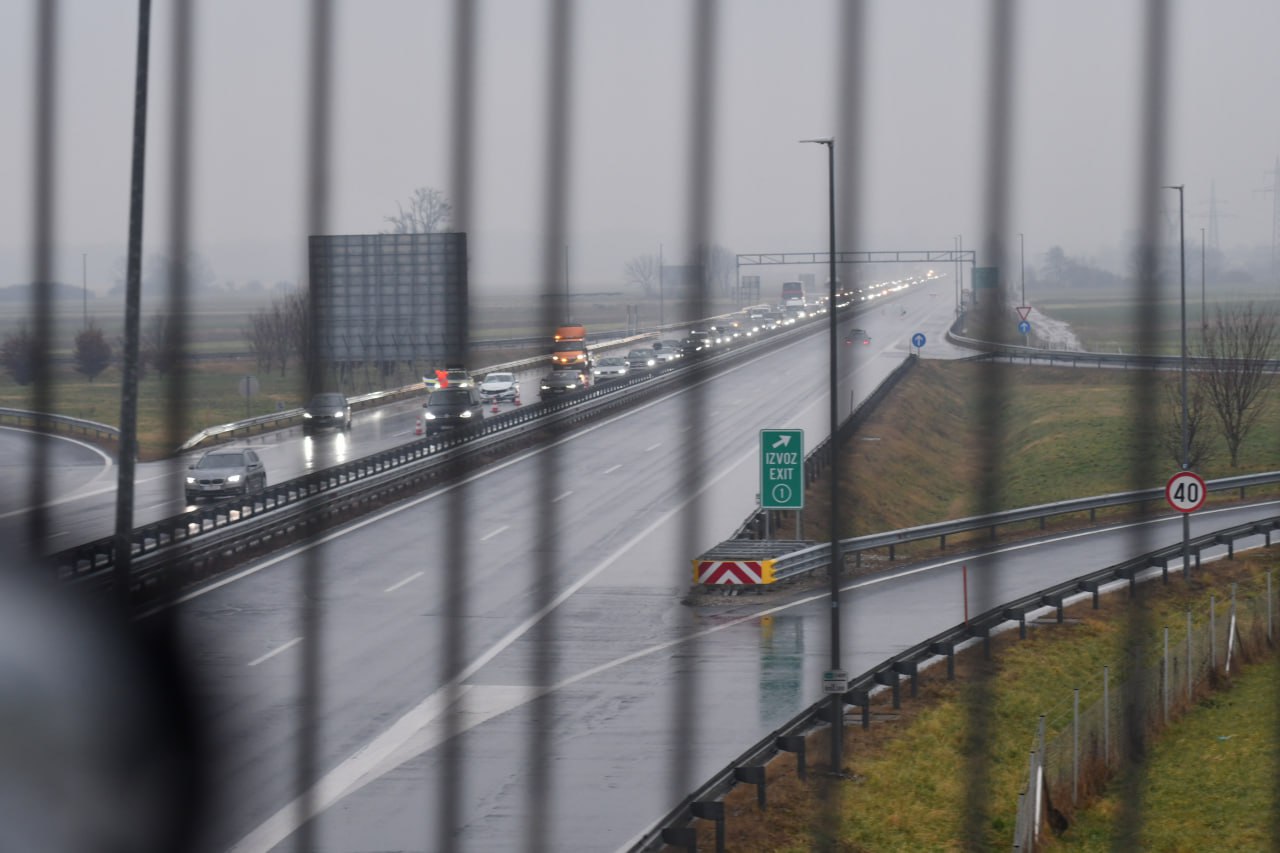 S skirojem se je odpravil na avtocesto