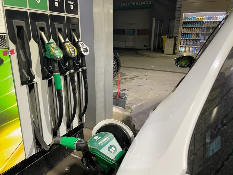 Koliko boste do 9. marca odšteli za bencin in dizel?