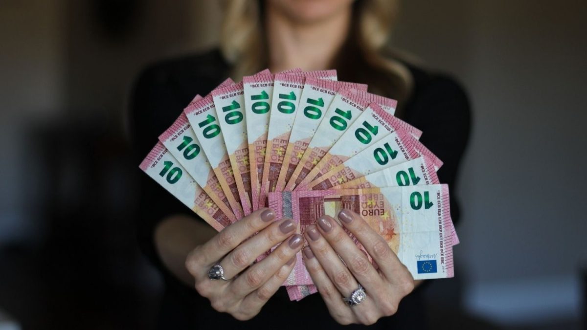 Evropejci naj bi bili vedno bogatejši: Zakaj se naše denarnice s tem ne strinjajo?