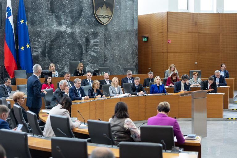 Medtem ko volivci volijo, poslancem rastejo plače