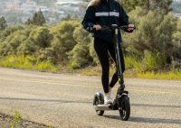 Podpirate zvišanje starostne meje za vožnjo e-skirojev na 15 let?