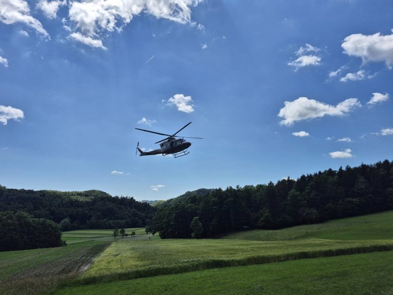 Otroka po padcu s sankami s helikopterjem prepeljali v bolnišnico