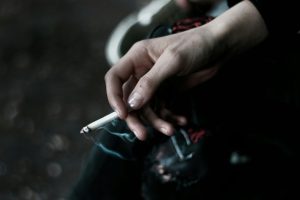 mladi lažje dostopajo do alkohola in cigaret