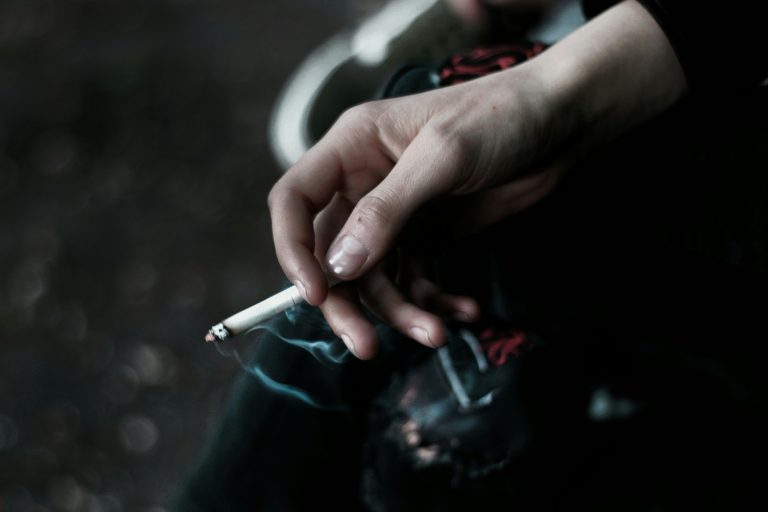 mladi lažje dostopajo do alkohola in cigaret