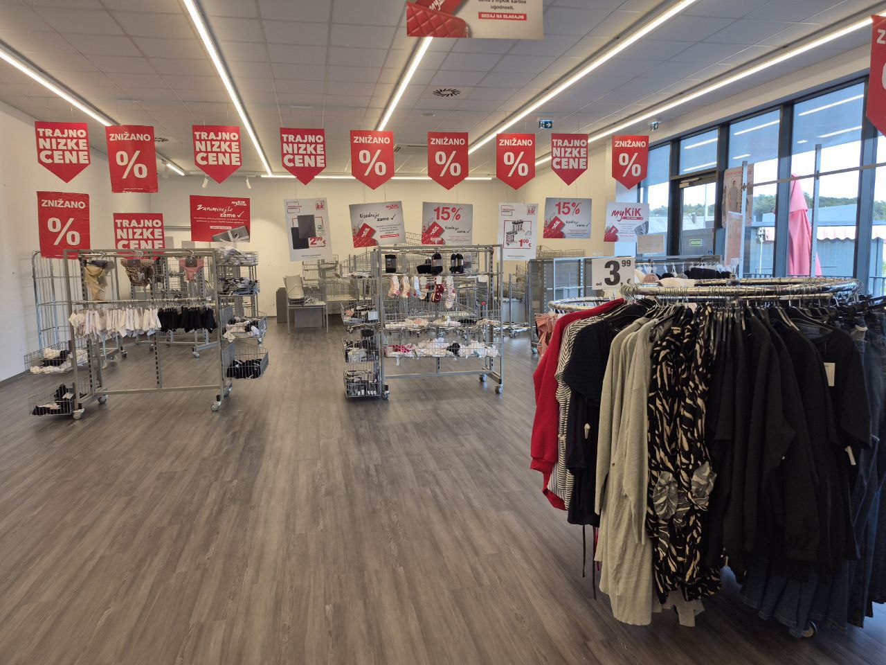 400 trgovin na udaru: Kaj se dogaja s poceni trgovcem, ki ga obožujemo tudi Slovenci?