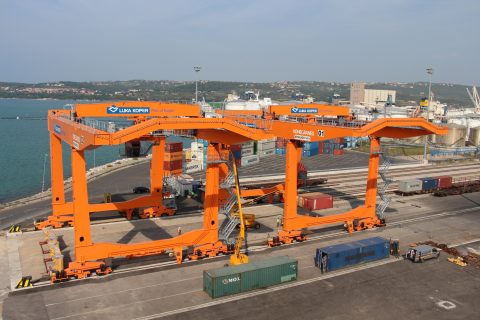 Incident v Luki Koper: Sedem delavcev v bolnišnico zaradi zastrupitve s plinom