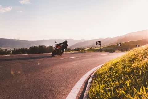 policija svari motoriste pred nevarnostjo