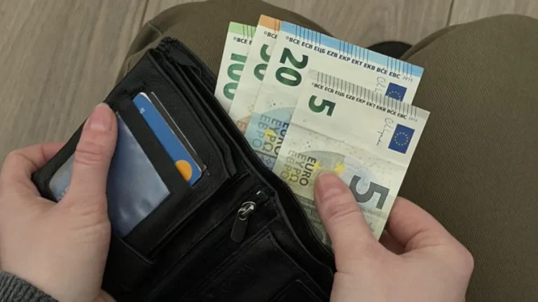 javni uslužbenci v 7. plačni razred