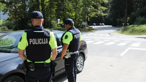 Zakaj se policist dotakne avta, ko vas ustavi?