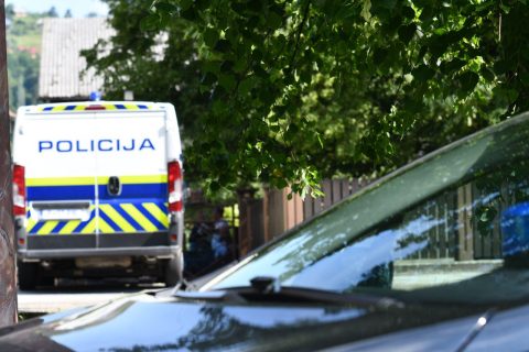 Mladoletnik na mopedu pobegnil policiji, nato doma potrkali njegovim staršem