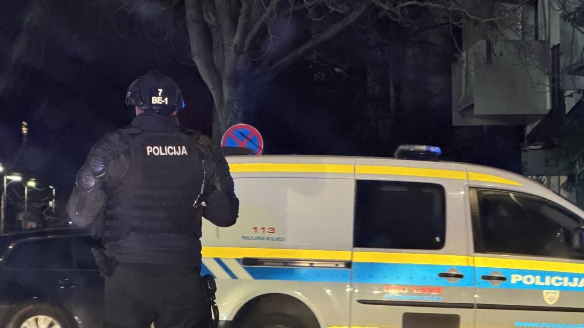 Tragedija v Črnomlju: Pijan se je vrnil z lova, po prepiru sin poskušal razorožiti očeta, a je usodno ustrelil svaka