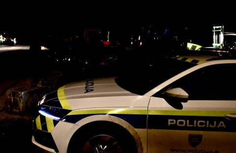 82-letni moški na valentinovo v trgovini slačil hlače, nato izvršil tatvino